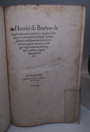 De Legibus et consuetudinibus Angliae, Libri Quinque; in varios tractatus distincti,; ad diversorum et vetustissimorum codicum collationem, ingenti cura, nunc primu typis vulgati: quorum quid cuiq; insit, poxima pagina demonstrabit.
