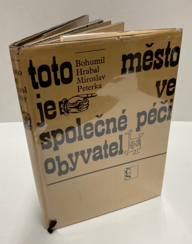 Item #290970 Toto mesto je ve spolecne peci obyvatel montaz [This Town is under the Control of its Citizens]. Miroslav PETERKA, Bohumil HRABAL.